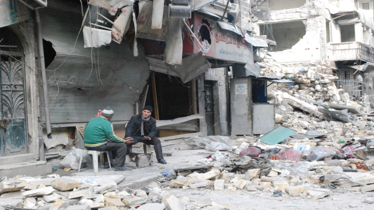 10 وفيات بينهم طفل بانهيار مبنى سكني في حلب